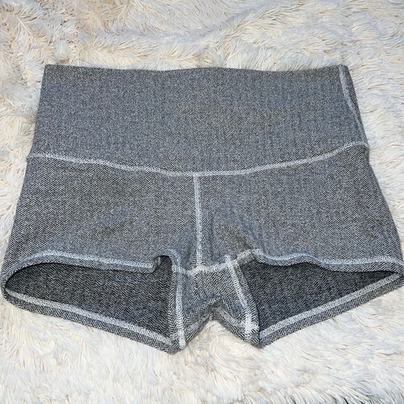 Lululemon athletica gray boogie shorts, without any tags, size 10 - Picture 6 of 16